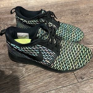 Nike flyknit roshe running shoes size 8.5 Multicolor